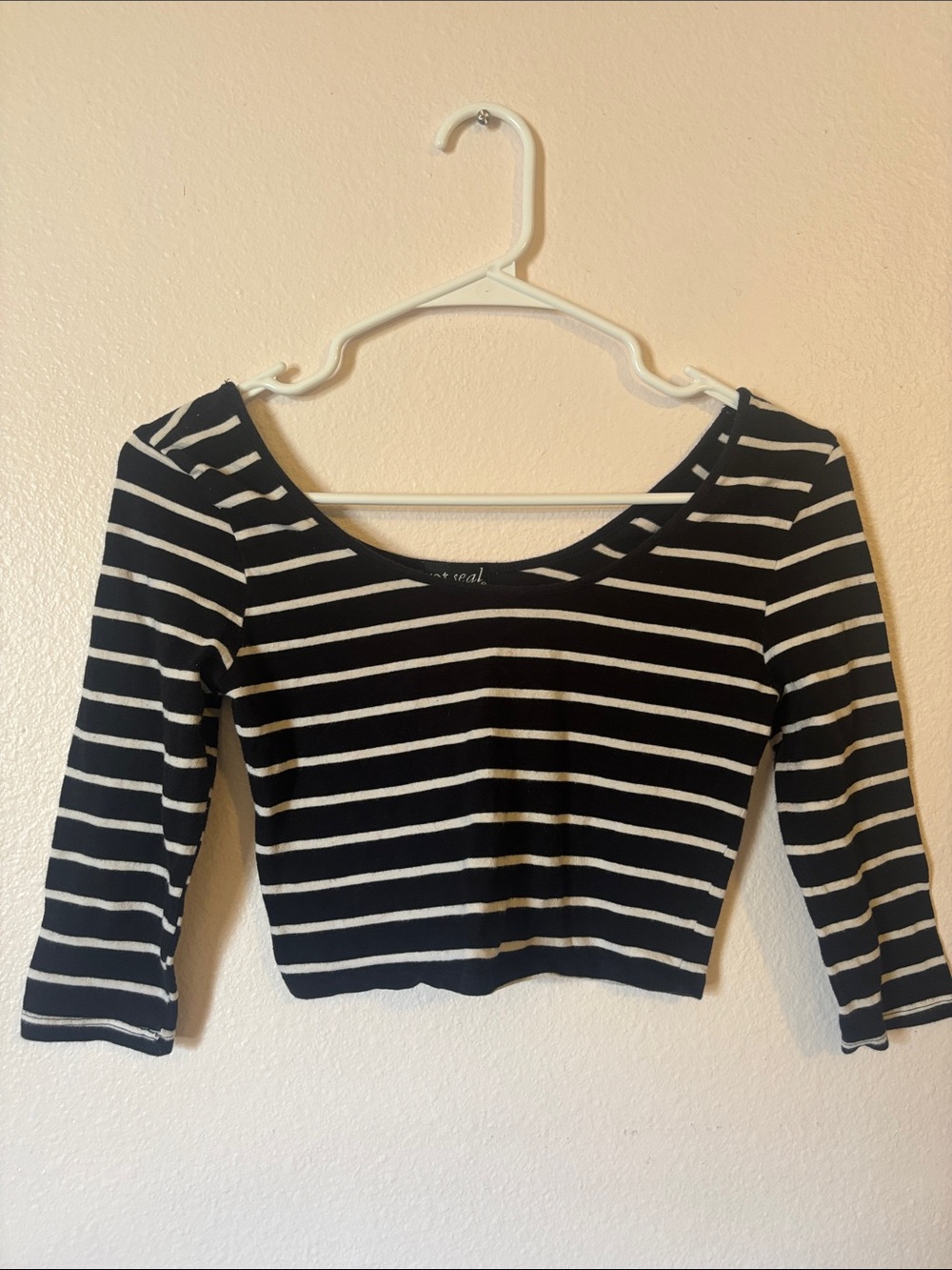 Wet Seal Woman’s Black and White Striped 3/4 Sleeve Cropped Top, Size M